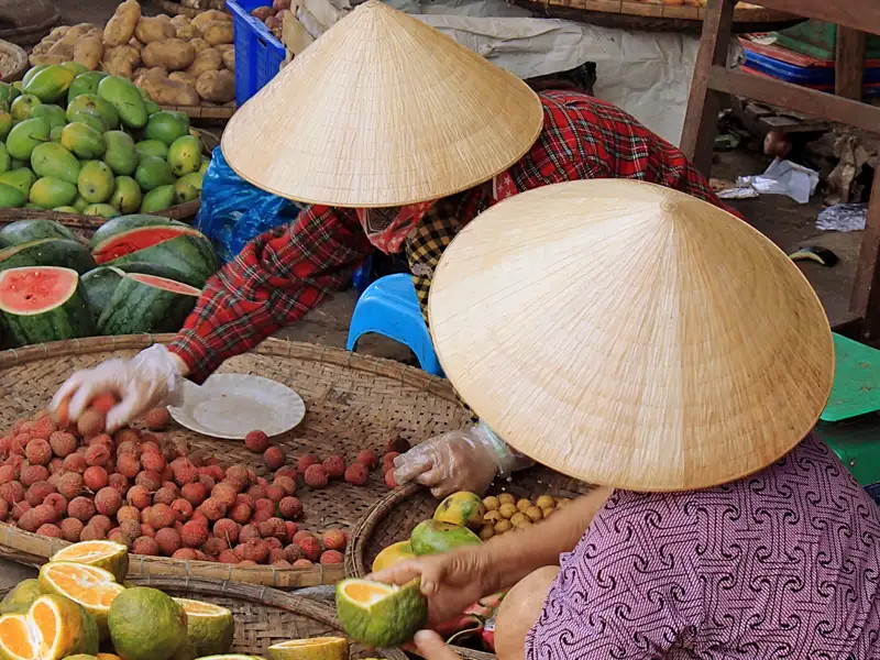 Besuchen Sie auf unserer Studienreise einen der vielen Märkte in Vietnam! Hier haben die Händler allerhand anzubieten, von Früchten bis hin zu den berühmten handgefertigten vietnamesischen Strohhüten.