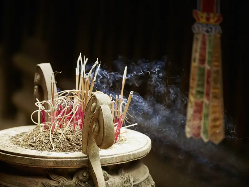 Ein Tempelbesuch darf auf unserer Studienreise durch Vietnam nicht fehlen. Hier empfängt Sie der betörende Duft von Räucherstäbchen.