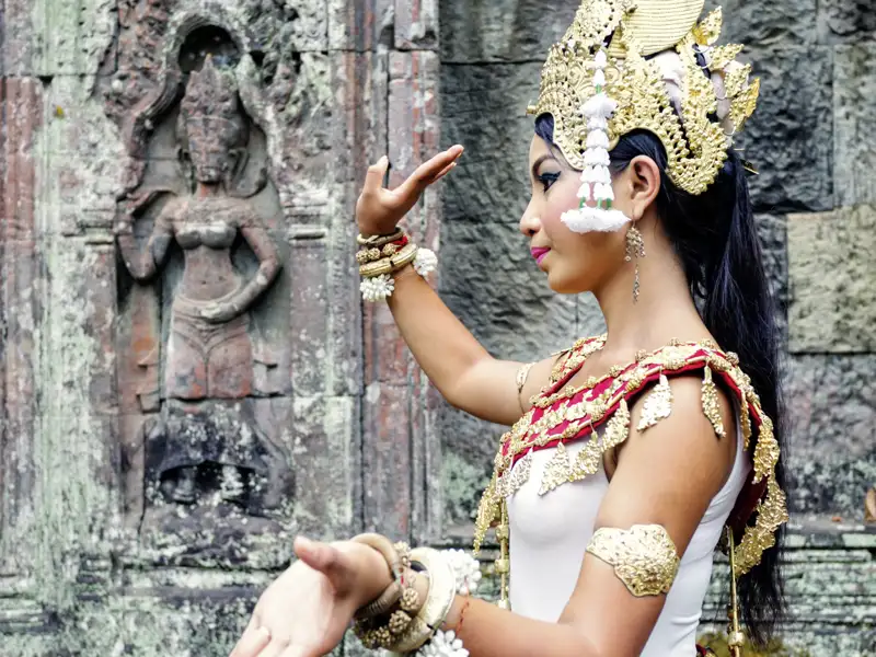 Auf unserer 18-tägigen Studienreise durch Laos, Thailand und Kambodscha besuchen wir die Tempelwelt von Angkor. Ob wir in Angkor Wat eine Tempeltänzerin sehen werden?