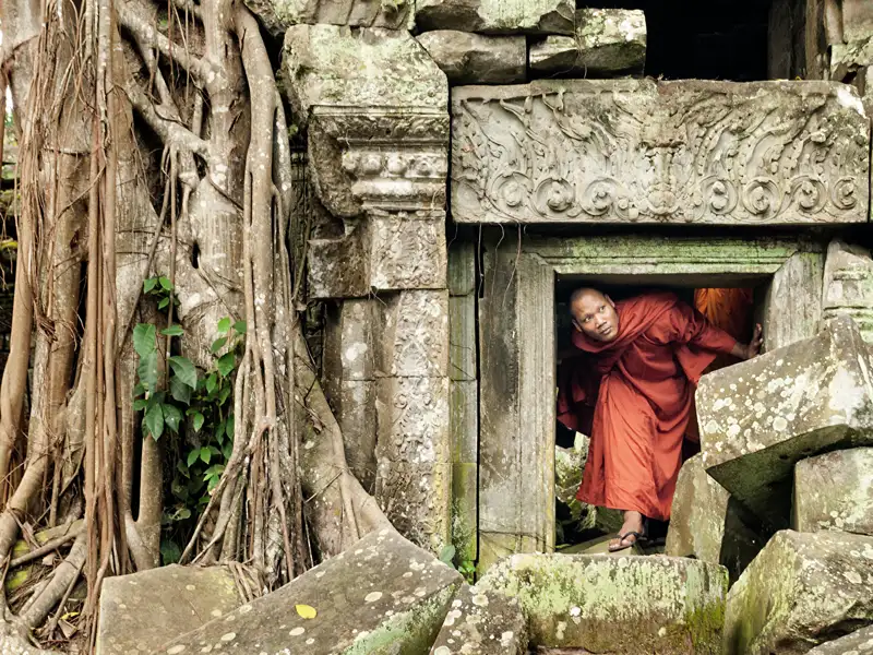 Auf dieser 18-tägigen Studienreise lernen wir in Thailand, Laos und Kambodscha die Khmerkultur kennen. Verwittert ragen die Türme des Ta-Prohm-Tempels vor uns aus dem Dschungel. Würgefeigen haben ihn fotogen im Griff - kein Wunder, dass Hollywood ihn als Kulisse entdeckte.