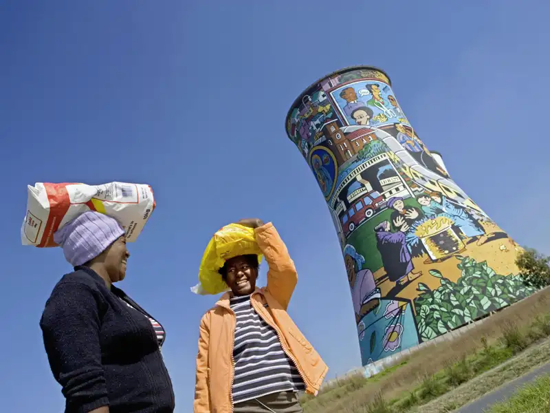 Bunte Eindrücke gibt es auf unserer Studienreise Südafrika - Höhepunkte sehr viele. Doch nicht nur die Natur ist farbenfreudig, sondern auch die Menschen - und sogar dieser bemalte ehemalige Kühlturm in der Township Soweto.