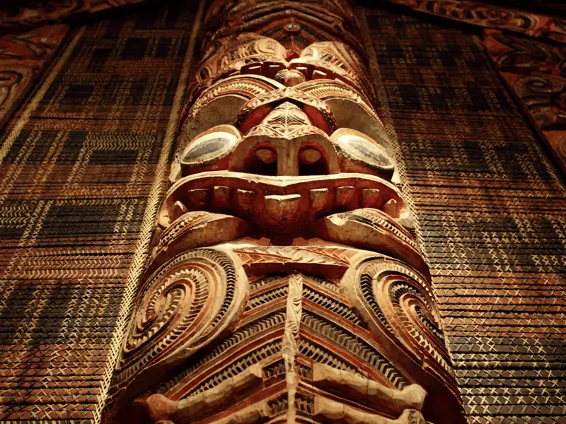 Auf dieser Studienreise begegnet uns auch die Kultur der Maori, der Ureinwohner Neuseelands, wie hier im War-Memorial-Museum in Auckland.