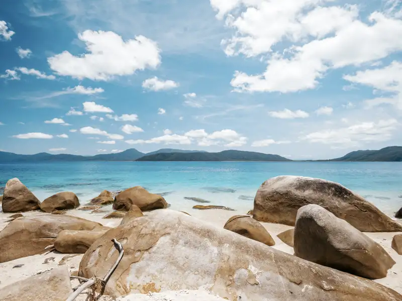 Auf unserer Studienreise Australien - die Große Australienreise gönnen wir uns auch entspannende Stunden, so in Cairns in Queensland. Zwischendurch können Sie die Unterwasserwelt des Great Barrier Reef im Glasbodenboot oder mit Flossen und Schnorchel erkunden. Gehen Sie auf maritime Entdeckungsreise!