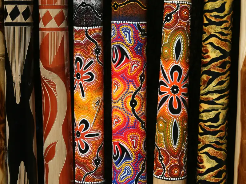 Auf unserer Großen Australienreise haben Sie sicherlich Gelegenheiten, ein Didgeridoo zu hören, vielleicht auch zu spielen, zu kaufen, mitzunehmen. Es besteht aus einem von Termiten ausgehöhlten Eukalyptusast, gerne werden die Instrumente auch bunt bemalt.
