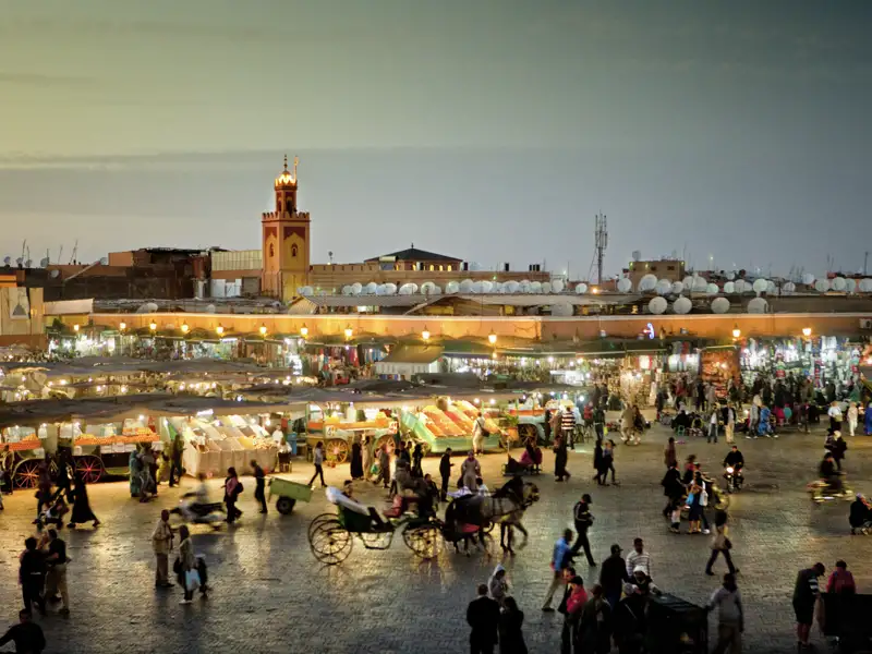 Mit Einbruch der Dunkelheit füllt sich der Djemaa el–Fna in Marrakesch, einer der außergewöhnlichsten Marktplätze der Welt, mit Gauklern, Wahrsagern, Schlangenbeschwörern und Händlern. Zahlreiche Garküchen werden aufgebaut, und schon bald ist der Platz erfüllt von orientalischen Aromen!