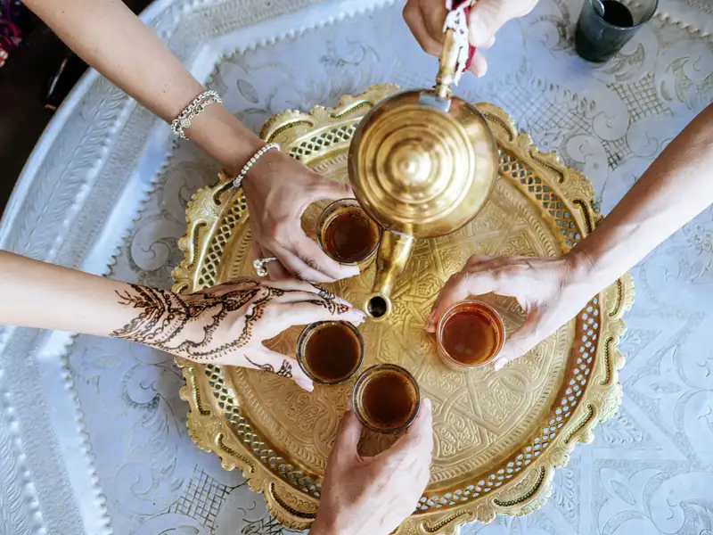 Thé à la menthe, der köstlich süße Minztee, wird in Marokko zu jeder Gelegenheit gerne getrunken. Natürlich werden auch wir ihn auf unserer Singlereise kosten, genauso wie viele andere Spezialitäten aus der Küche des Orients.