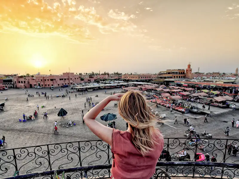 Auf unserer me&more-Reise für Singles und Alleinreisende erkunden wir über Silvester in Marrakesch die Medina und den Hauptplatz Djemaa el-Fna, einen der außergewöhnlichsten Marktplätze der Welt.