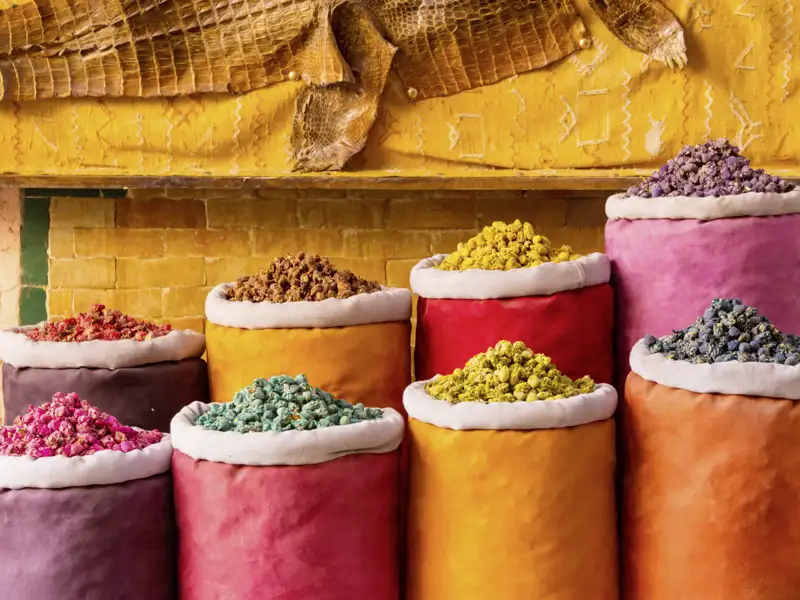 Auf unserer Reise nach Marokko erfreuen wir uns beim Besuch der Souks an den farbenfrohen Gewürzen.