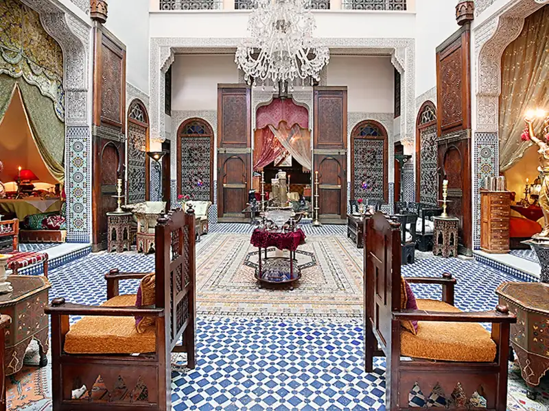 Mit unserer kleinen smart&small-Gruppe können wir auch in den traditionellen Riads, den Stadtpalästen, logieren, die von den Besitzern mit viel Liebe zum Detail in stimmungsvolle Hotels umgewandelt wurden. Zum Beispiel im Riad Arabesque in Fes.