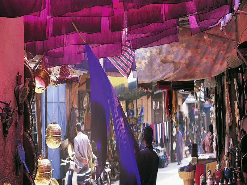 Auf unserer Rundreise durch Marokko besuchen wir natürlich auch die lebhaften Basare in den Altstädten, so zum Beispiel in Marrakesch oder in Fes. Ein Fest für die Sinne: Händlerpalaver und der Ruf des Muezzin, bunte Stoffe, exotische Gerüche - Marokkos Souks sind ein wahrer Sinnesrausch!