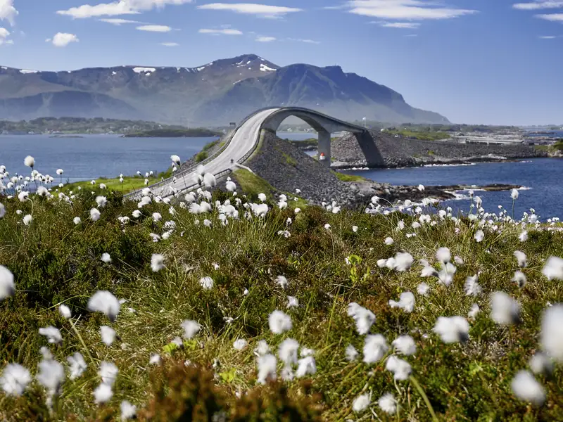 Zu Beginn unserer Rundreise folgen wir der Landschaftsroute des Atlanterhavsvegen - eine wunderschöne Landschaftsroute mit teilweise kühner Straßenführung - am Nordmeer entlang von Alesund in Richtung Kristiansund.