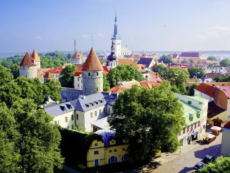 Auf unserer smart&small-Rundreise durch Estland übernachten wir zwei Nächte in Tallinn und entdecken die Stadt mit unserer kleinen Reisegruppe.
