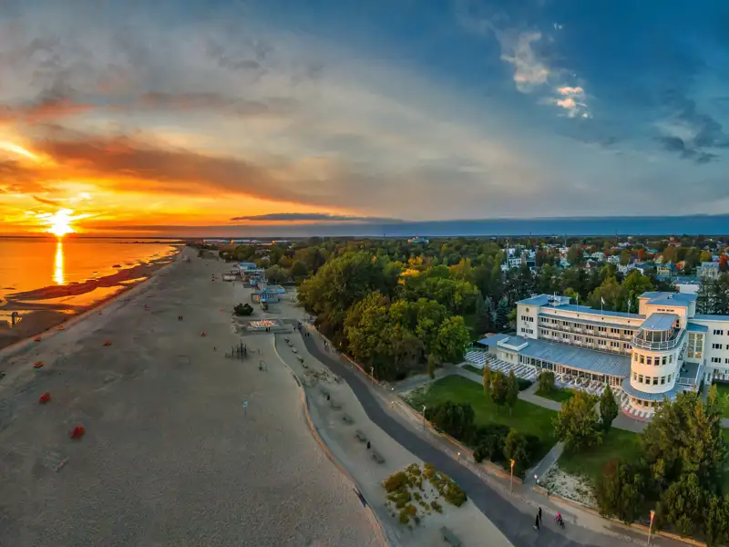 Während der smart&small-Reise durch Estland übernachten Sie zwei Nächte im Rannahotell, welches unmittelbar am  kilometerlangen Sandstrand in Pärnu, dem beliebten Ostseebad Estlands, liegt.