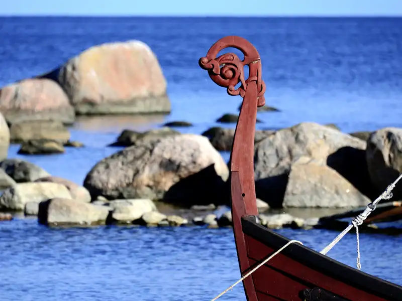 Auf unserer Reise durch Estland in kleiner Gruppe besuchen wir den Lahemaa-Nationalpark, an dessen Ostseeküste kleine Boote vor Anker liegen.