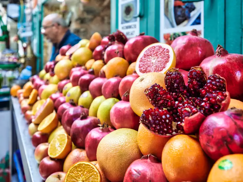 Während unserer smart & small Reise nach Israel besuchen wir auch Märkte, die sich orientalisch bunt präsentieren.