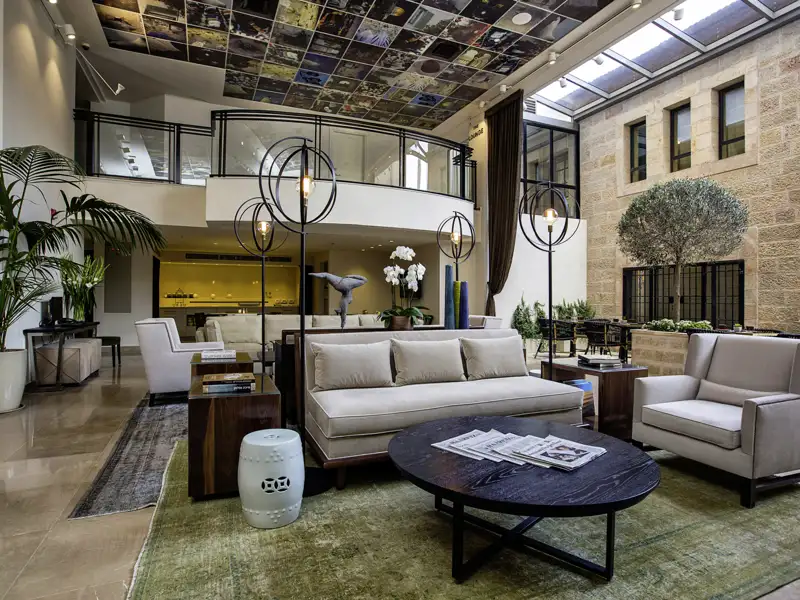 Auf unserer Rundreise duch Israel entspannen wir in Jerusalem im schön gestalteten Ambiente des Hotels Harmony.