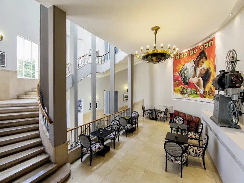 Ein außergewöhnliches Hotel auf unserer smart & small Reise durch Israel ist das Viersternehotel Cinema in Jerusalem: Bauhaus pur in einem ehemaligen Kino.