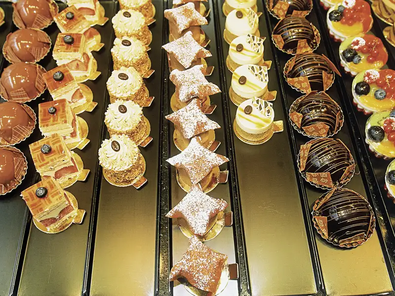 Denken Sie im Zusammenhang mit Belgien auch sofort an die Spezialitäten des Landes? Muscheln, Fritten, Bier und natürlich Schokolade - hier in Form von Pralinen und anderen süßen Verführungen. Auf unserer Städtereise nach Brüssel, Antwerpen und Mechelen werden wir auch die ein oder andere Kostprobe nehmen!