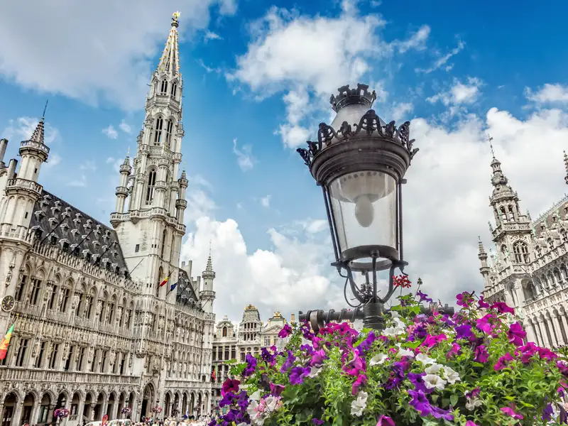 Auf unserer CityLights-Städtereise nach Brüssel, Antwerpen und Mechelen besuchen wir in Brüssel den grandiosen Grand-Place mit Rathaus (UNESCO-Welterbe).