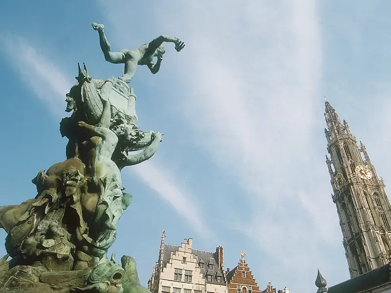 Der Brabobrunnen auf dem Grote Markt in Antwerpen - überragt vom Turm der Kathedrale. Auf dem Marktplatz, der guten Stube der Stadt, zeigt sich uns Antwerpen auf unserer Städtereise in all seinem Glanz.