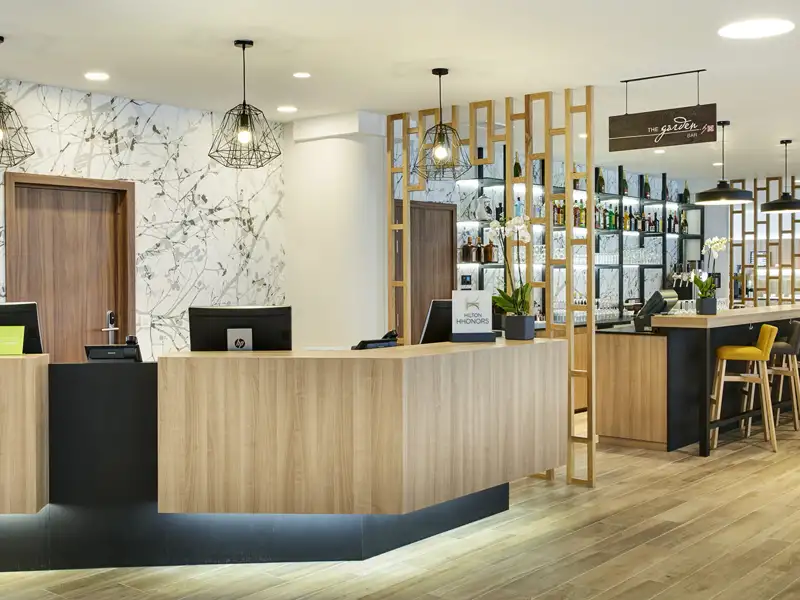 Während Ihrer Studiosus-Städtereise CityLights Brüssel, Antwerpen und Mechelen wohnen Sie im Hotel Hilton Garden Inn. Es liegt verkehrsgünstig nahe des Bahnhofs Brüssel Midi und nur wenige Meter von einer U-Bahn-Station entfernt. Von hier ist es nur ein kurzer Weg ins trendige Viertel Marollen mit seinen berühmten Comic-Wandmalereien.