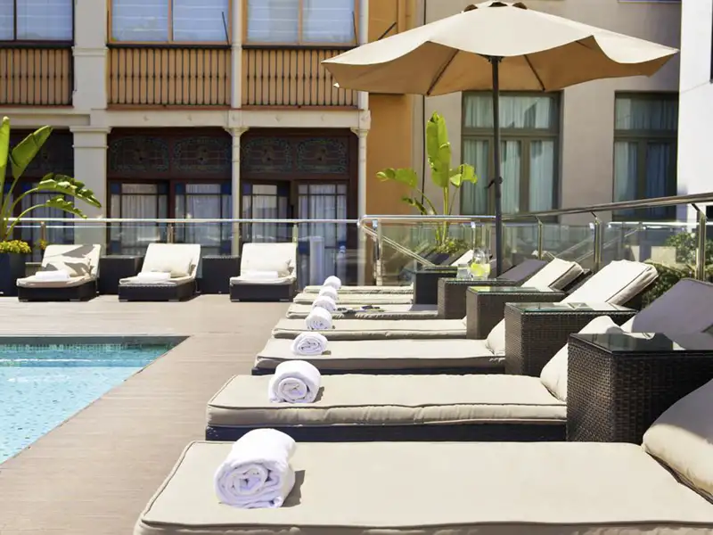 Auf unserer fünftägigen CityLights-Städtereise nach Barcelona übernachten wir im modernen Grupotel Gran Vía 678 im Viertel Eixample direkt an der Gran Vía. Entspannen Sie im Innenhof des Hotels am Pool mit dem großen Liegenbereich!