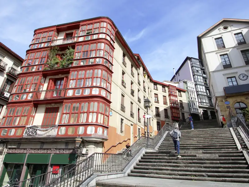 Treppen führen in die höher gelegenen Bereiche der Altstadt von Bilbao an den Hängen des Monte Artxanda. Auf der Städtereise von Studiosus fahren wir mit der Zahnradbahn dort hinauf und genießen die Aussicht auf die baskische Stadt