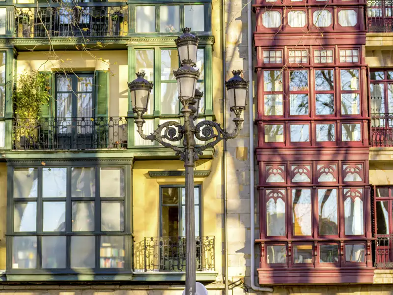 Auf unserer Städtereise mit Studiosus nach Bilbao schlendern wir durch die Gassen der Altstadt und bewundern die hübschen Hausfassaden