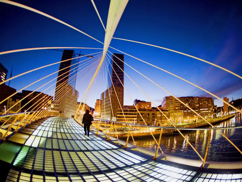 Auf unserer Städtereise CityLights Bilbao erleben Sie in kleiner Gruppe mit Studiosus-Reiseleitung die Höhepunkte der Stadt, u.a. die Zubizuri-Brücke von Stararchitekt Santiago Calatrava über den Fluss Nervión.