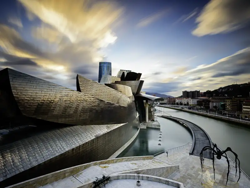 Im Guggenheim-Museum für moderne Kunst sehen wir uns auf der fünftägigen Städtereise nach Bilbao die aktuelle Ausstellung an und wandeln durch Richard Serras begehbare Schlange aus Stahlwänden.