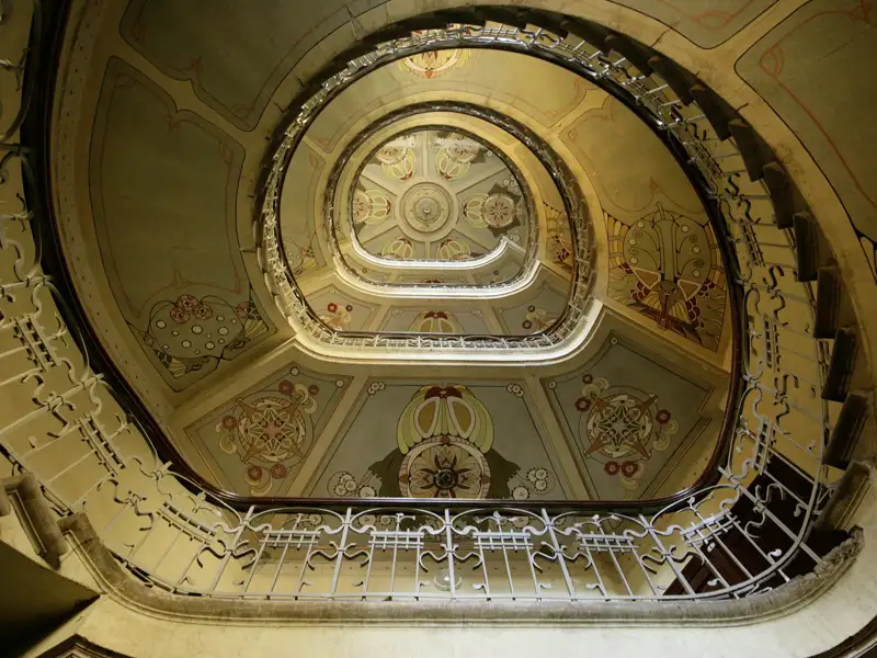 Riga ist die Stadt der Parks und des Jugendstils. Während der CityLights-Städtereise von Studiosus flanieren wir auf der Prachtstraße Alberta iela und bestaunen die schönen Häuser.