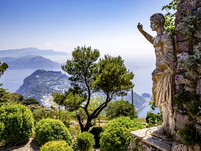 Schon unsere Anfahrt per Boot zur Heimat der Caprifischer ist traumhaft. Gemeinsan genießen wir dann auf unserer Singlereise an den Golf von Neapel den Blick von Anacapri aus auf die Insel.