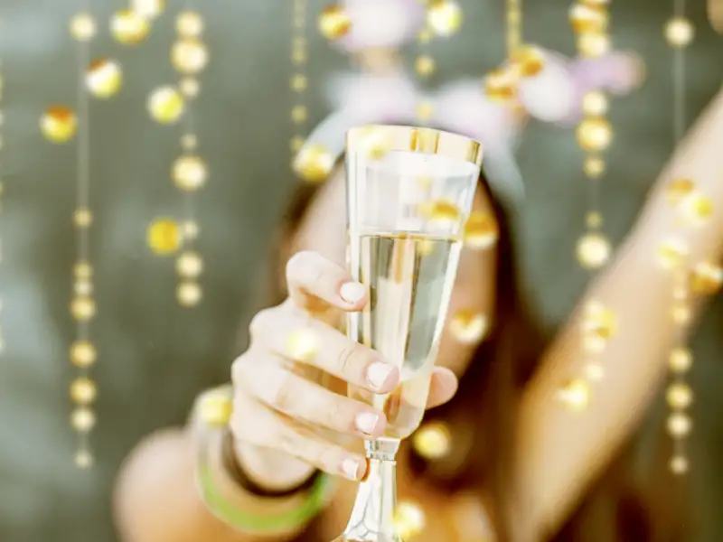 Gemeinsam feiern wir auf unserer Silvesterreise für Singles und Alleinreisende den Jahreswechsel und stoßen mit einem Glas Sekt auf das neue Jahr an.