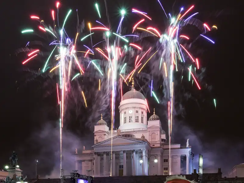 Wir genießen unser Silvester-Dinner in Helsinki in einem guten Restaurant und schauen uns das Feuerwerk im Stadztentrum an.