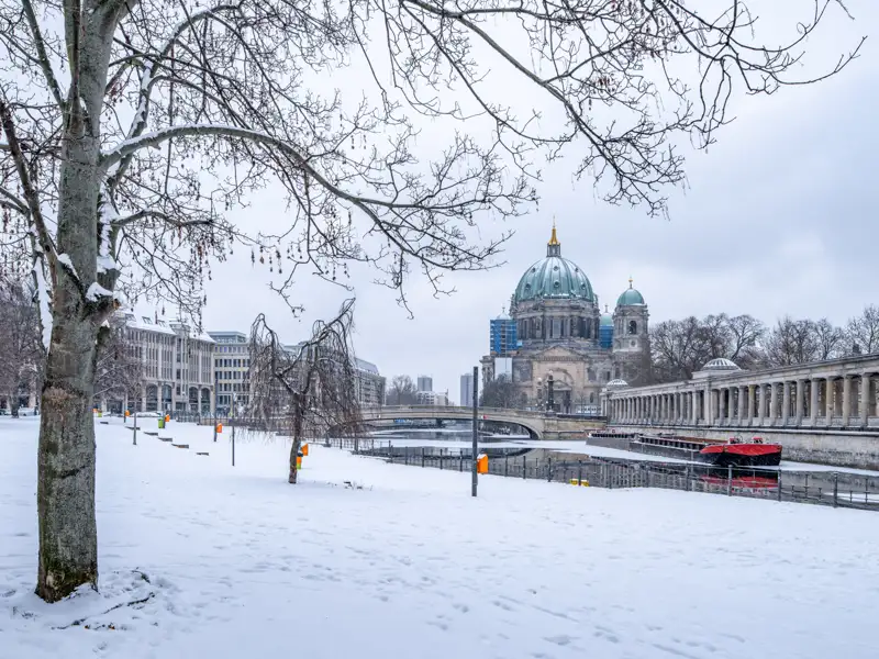 Die Museumsinsel im Herzen Berlins entdecken wir auf unserem Spaziergang durch die Mitte Berlins, wo wir mit anderen Singles und Alleinreisenden Silvester verbringen.
