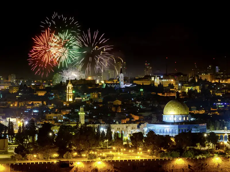 Auf der Silvesterreise für Singles und Alleinreisende begrüßen wir mit einem Feuerwerk über der Altstadt von Jerusalem das neue Jahr.
