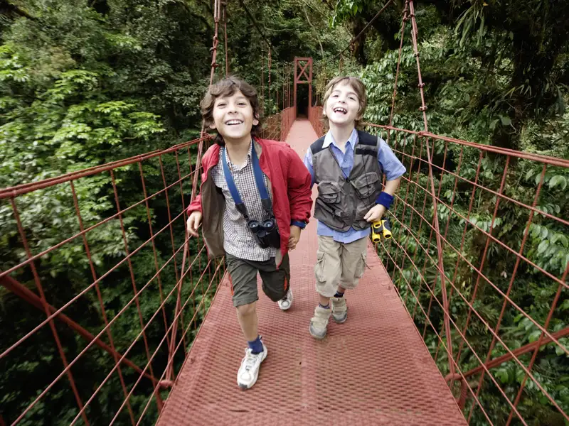 Auf unserer family-Reise durch Costa Rica geht es im Nebelwald von Monteverde hoch hinaus! Über Hängebrücken spazieren wir durch Baumwipfel und haben den vollen Überblick. Vielleicht entdecken wir den farbenfrohen Göttervogel Quetzal?