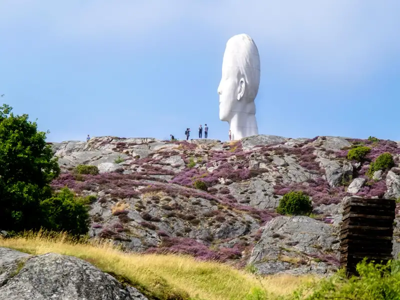 Auf der Schäreninsel Tjörn blicken wir auf unserer Göteborg-Städtereise mit der überdimensionalen Plastik "Anna" aufs Meer hinaus.