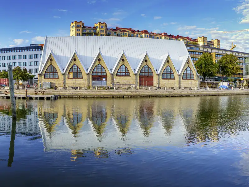 Auf unserem Stadtbummel durch Göteborg besuchen wir die frisch restaurierte Fischkirche, die sich bei näherem Hinsehen als Markthalle und Restaurant entpuppt.