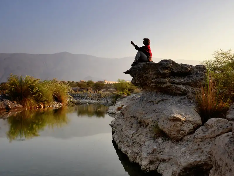 Nizwa - die alte Hauptstadt des Inneren Omans und eine Station unserer Singlereise - ist vor der grandiosen Felskulisse des Akhdargebirges gelegen.