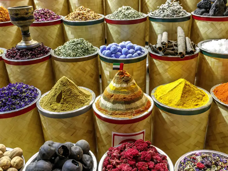 Im Oman immer wieder ein Blickfang: bunte Gewürzmischungen im Basar.