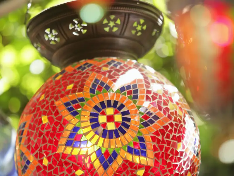 Entdecken Sie auf Ihrer Studiosus Singlereise durch Istanbul viele der schönen, für die Türkei so charakteristischen, bunten Glaslampen.