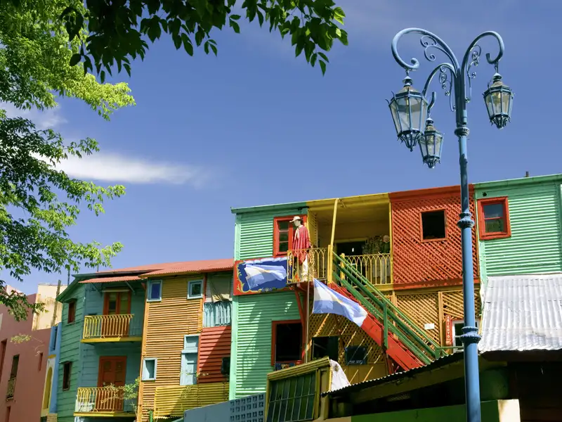 Melancholische Melodien stimmen uns auf unserer 21-tägigen Naturerlebnis-Studienreise Argentinien-Chile - mit Atacamawüste auf das alte Hafenviertel La Boca in Buenos Aires ein. Vor bunten Wellblechhütten wiegen sich dort Tänzer sehnsuchtsvoll im Tangoschritt. Willkommen in Argentinien!