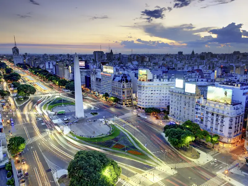 Auf dieser Studiosus-Reise besuchen wir in Argentinien die Hauptstadt Buenos Aires und spazieren beim Stadtrundgang am Obelisken vorbei.