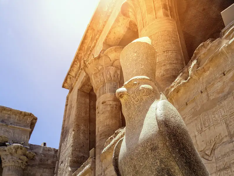 In Edfu stehen wir auf unserer Studienreise schließlich vor einem der besterhaltenen Tempel Ägyptens, dem Heiligtum des Falkengottes Horus mit seinem Sonnenauge.