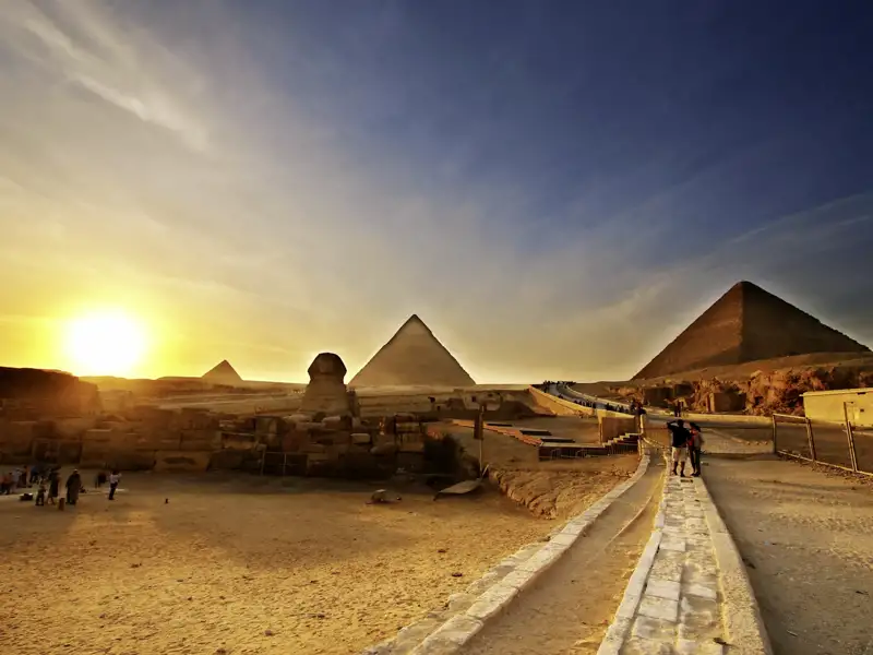 Zu unserer Reise nach Ägypten gehört der Besuch des Sphinx, der Chefren- und der Cheopspyramide. Die untergehende Sonne taucht Landschaft und Bauten in ein eindrucksvolles Licht.