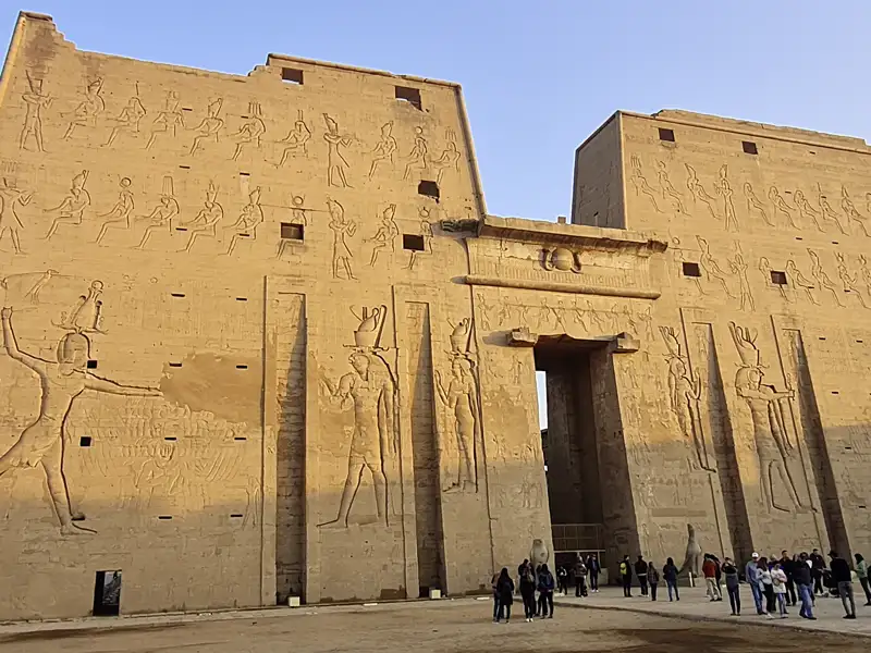 Während unserer Kreuzfahrt-Studienreise durch Ägypten kommen wir auch zum Horus-Tempel von Edfu.