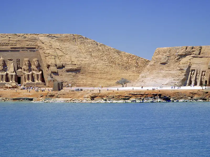 Bei unserer umfassenden Studieneise durch Ägypten queren wr die Nubische Wüste und kommen zu den Tempeln nach Abu Simbel (UNESCO-Welterbe) – gerettet vor den Fluten des Nassersees.