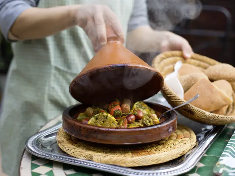Lernen SIe auf Ihrer Studienreise nach Marokko auch die Spezialitäten der Landesküche kennen. Besonders beliebt sind Tajines, Gerichte aus dem traditionellen Schmortopf.