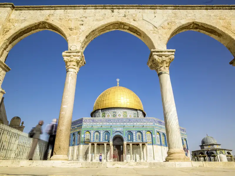 Die goldene Kuppel des Felsendoms auf dem Tempelberg in Jerusalem glitzert im Mittagslicht. Gläubige beten hier und an der Al-Aksa-Moschee; beide besichtigen Sie auf Ihrer Rundreise durch Israel von außen, wenn es die Sicherheitslage erlaubt.